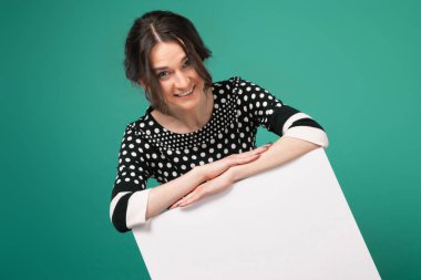 Boş posteri ile iyi görünümlü kadın