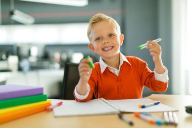 Ofiste genç çocuk çizer