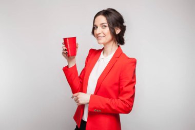 Kadın bira fincan ile kırmızı ceketli