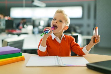 Ofiste genç çocuk çizer