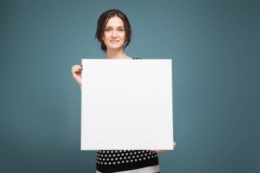 Boş posteri ile iyi görünümlü kadın