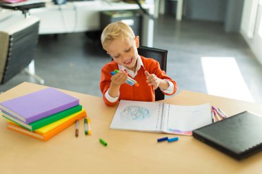 Ofiste genç çocuk çizer