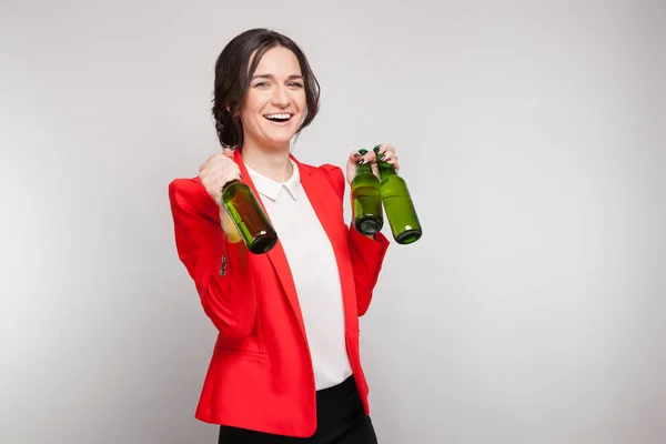 Mulher atraente em vermelho com cerveja verde — Fotografia de Stock