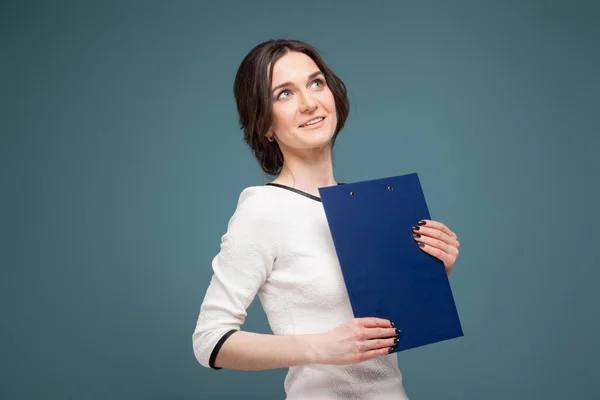 Žena v lehké oblečení s modré tablety — Stock fotografie