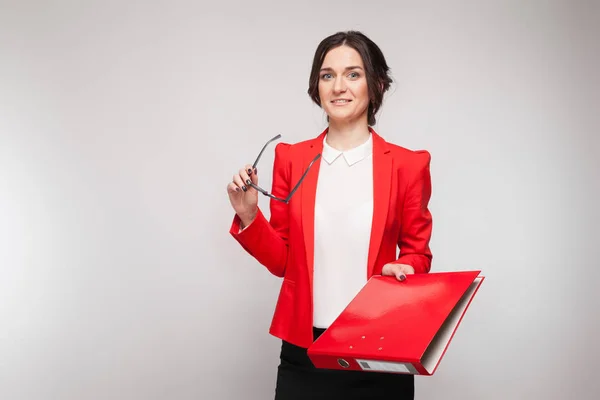 Mooie vrouw met documenten in handen — Stockfoto