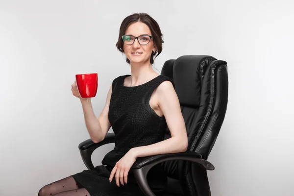 Žena v křesle s kávou — Stock fotografie