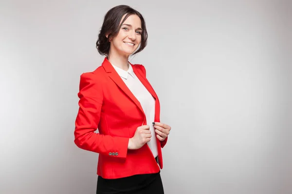 Mulher bonita em blazer vermelho — Fotografia de Stock