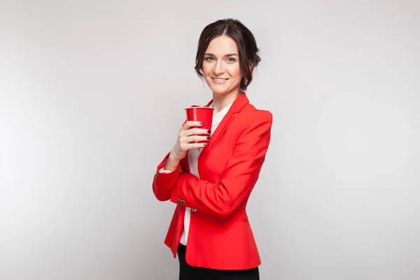 Žena v červené bundě s šálek piva — Stock fotografie