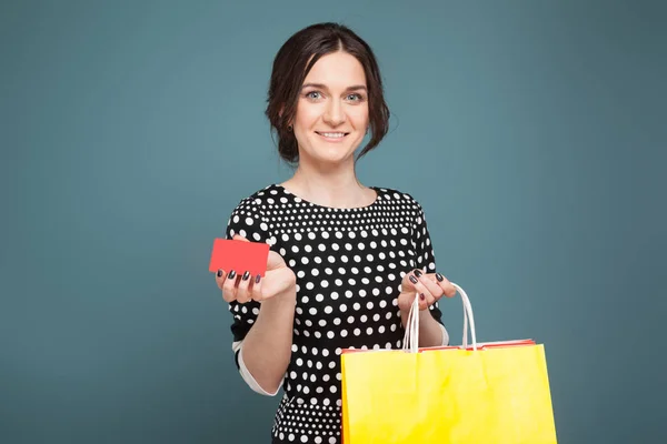 Vacker kvinna med shoppingväskor — Stockfoto