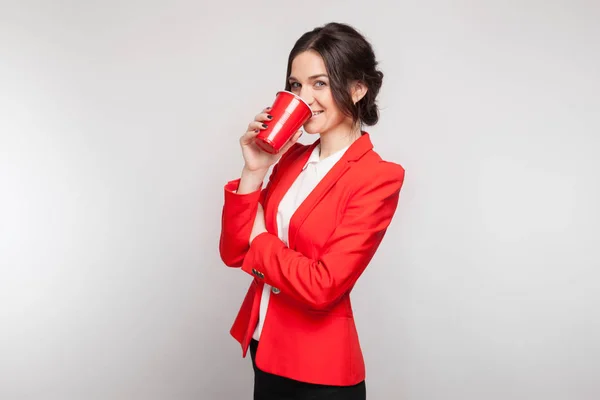 Жінка в червоній куртці з чашкою пива — стокове фото