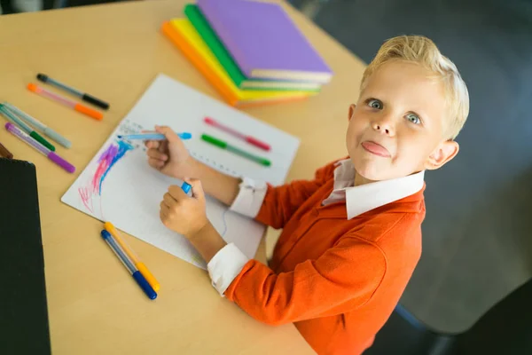 Giovane ragazzo disegna in ufficio — Foto Stock