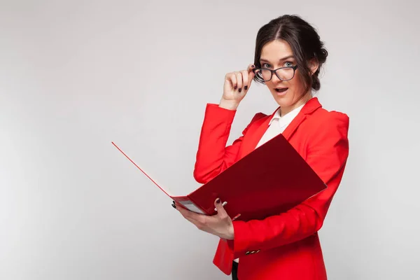 Mooie vrouw met documenten in handen — Stockfoto