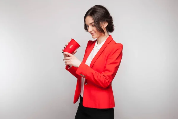 Жінка в червоній куртці з чашкою пива — стокове фото