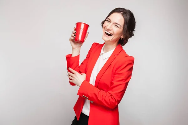 Kadın bira fincan ile kırmızı ceketli — Stok fotoğraf