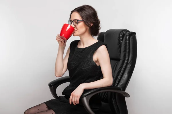 Mujer en el sillón con café — Foto de Stock