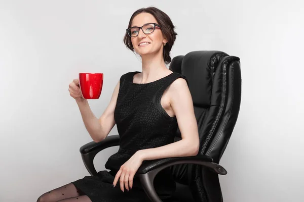 コーヒーと肘掛け椅子の女性 — ストック写真
