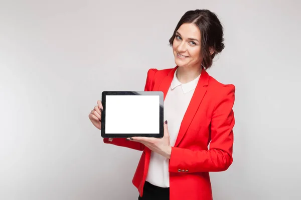 Hermosa mujer con tableta en las manos — Foto de Stock