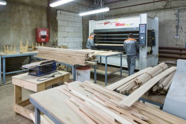 Ahşap kapılar Fabrikası'nda çalışan