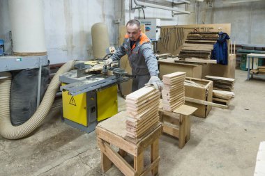 Ahşap kapılar Fabrikası'nda çalışan