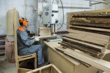 Ahşap kapılar Fabrikası'nda çalışan