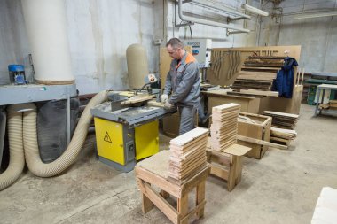 Ahşap kapılar Fabrikası'nda çalışan