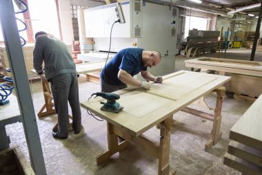 Ahşap kapılar fabrikada işçiler