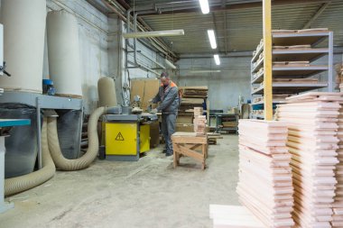 Ahşap kapılar Fabrikası'nda çalışan