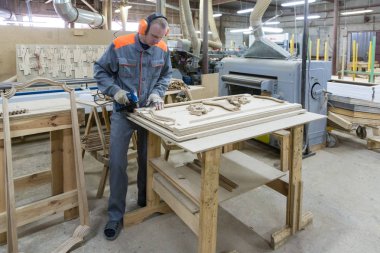 Ahşap kapılar Fabrikası'nda çalışan