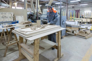 Ahşap kapılar Fabrikası'nda çalışan