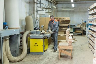 Ahşap kapılar Fabrikası'nda çalışan