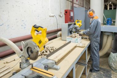 Ahşap kapılar Fabrikası'nda çalışan