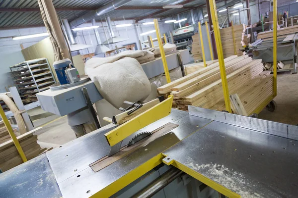 Interior de la fábrica de puertas de madera — Foto de Stock