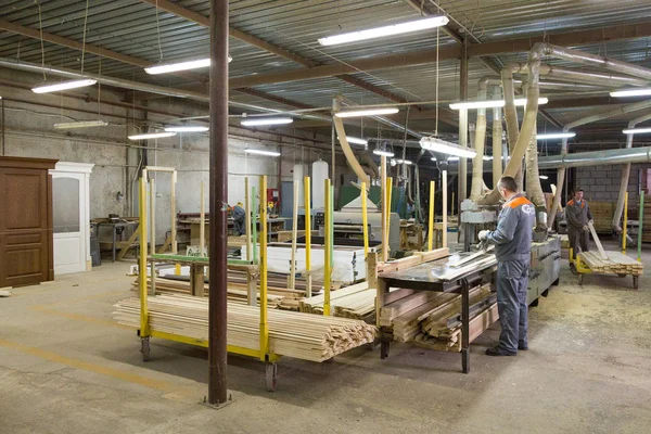 Trabajadores en fábrica de puertas de madera — Foto de Stock