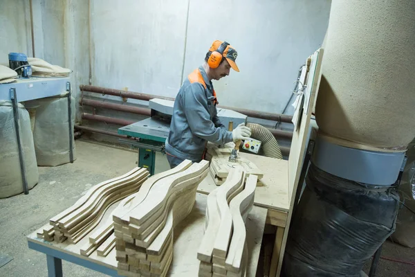 Arbeiter in der Fabrik für Holztüren — Stockfoto