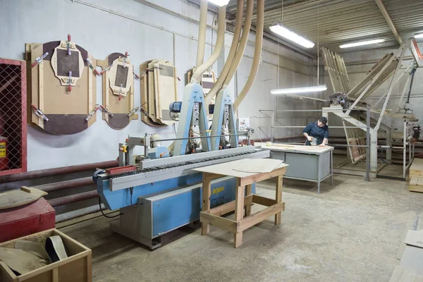 Lavoratore alla fabbrica di porte in legno — Foto Stock