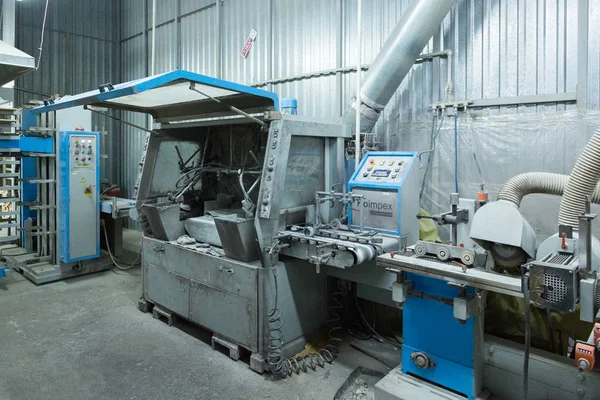 Interior de la fábrica de puertas de madera — Foto de Stock