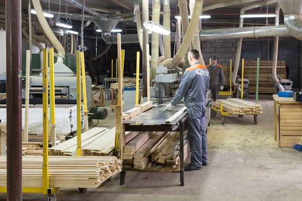 Lavoratore alla fabbrica di porte in legno — Foto Stock