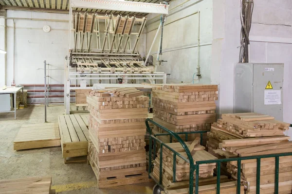 Интерьер завода деревянных дверей — стоковое фото