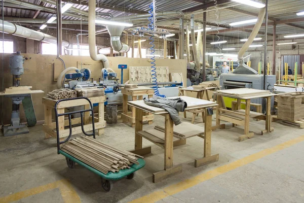 Innere der Fabrik für Holztüren — Stockfoto