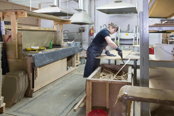 Lavoratore alla fabbrica di porte in legno — Foto Stock