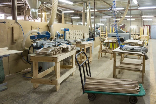 Interior de la fábrica de puertas de madera — Foto de Stock