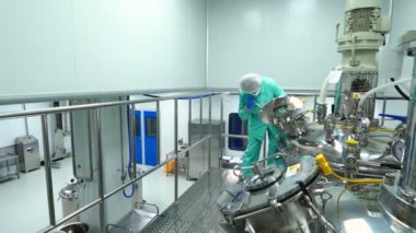 Kişi ilaç fabrikası üniforma işyerinde 