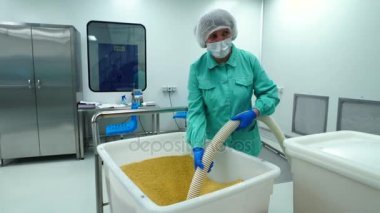 Kişi ilaç fabrikası üniforma işyerinde 