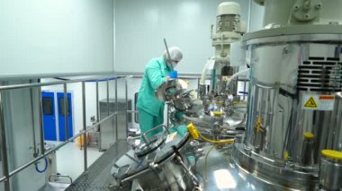 Kişi ilaç fabrikası üniforma işyerinde 