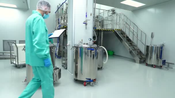 Personnes travaillant dans l'usine pharmaceutique — Video