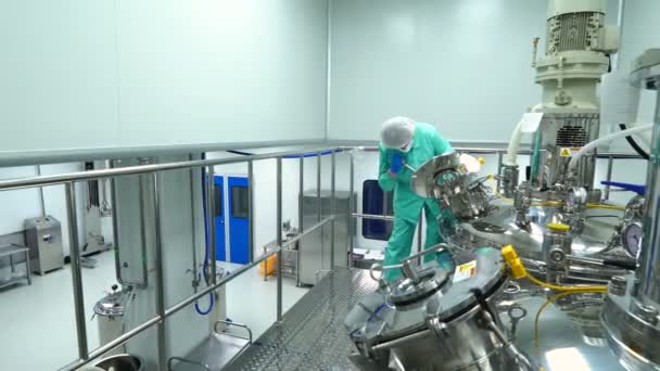 Personne travaillant en uniforme dans une usine pharmaceutique — Video