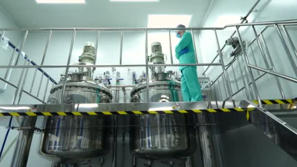 Travailleur dans une usine pharmaceutique — Video