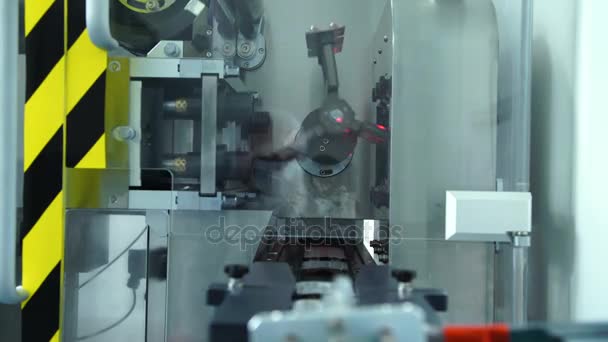 Personne travaillant en uniforme dans une usine pharmaceutique — Video