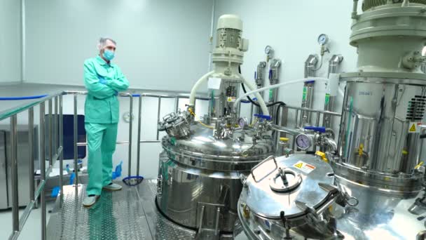 Persona en trabajo uniforme en planta farmacéutica — Vídeos de Stock