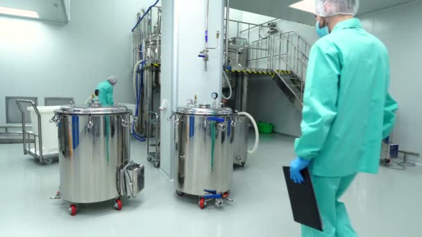 Personnes travaillant dans l'usine pharmaceutique — Video